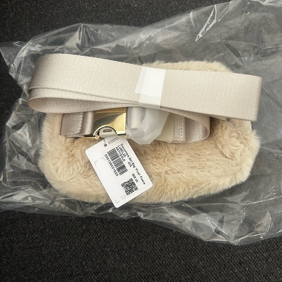 lululemon athletica Cream Furry Bag - Picture 2 of 8